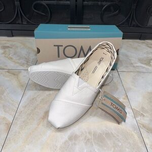 NWT Toms